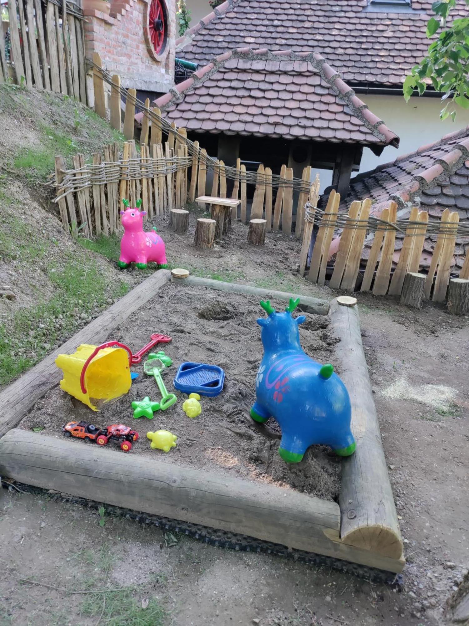 Konak Lecic Trsic Zewnętrze zdjęcie